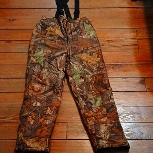 Cabellas XXL youth/ women's  Camouflage insulated Hunting Pants with Suspenders